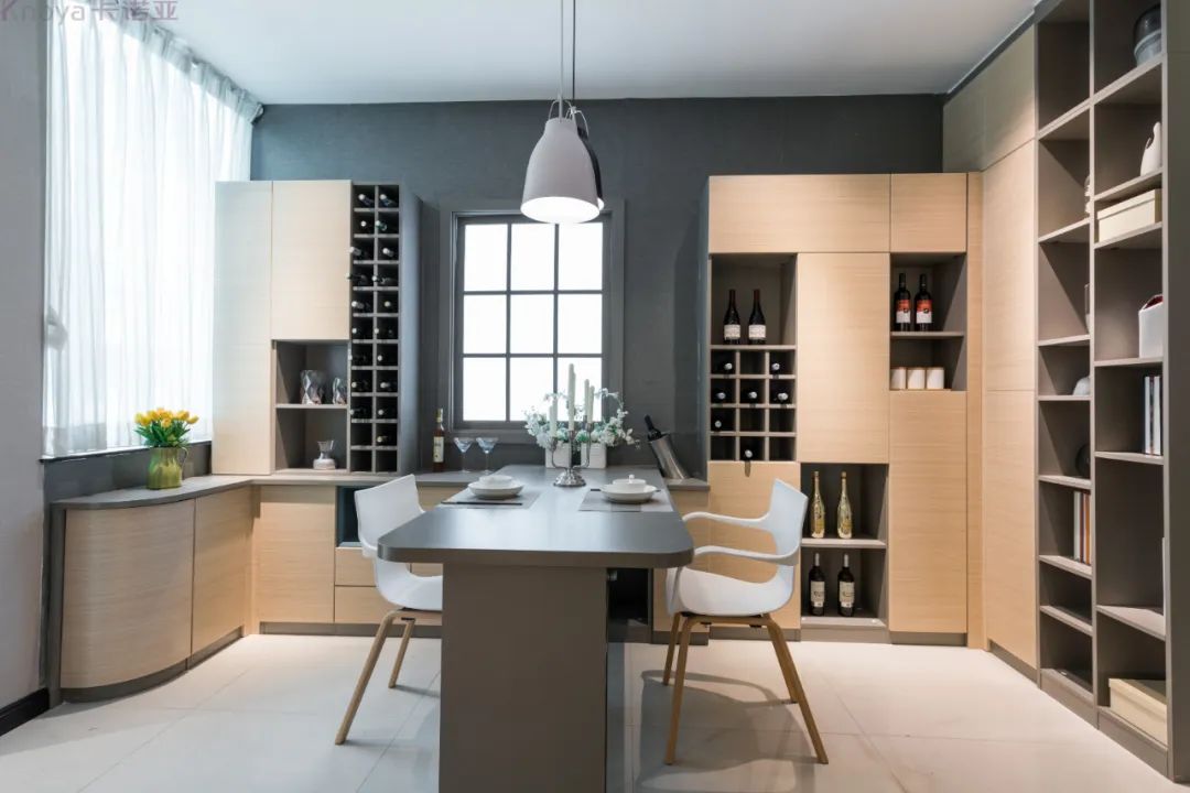 餐邊柜和餐桌融為一體，更節(jié)省空間